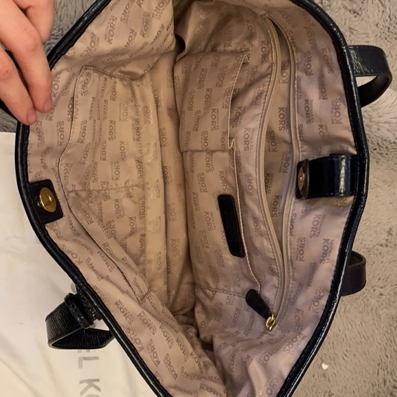 Beautiful lightly used Michael Kors bag purchased from Macy’s - Picture 6 of 9
